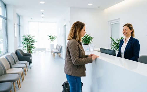 Удобная зона регистрации и ожидания создает благоприятную атмосферу для пациентов