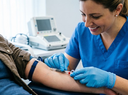 Квалифицированный персонал проводит забор биоматериала