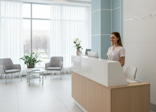 Приемная современной клиники УЗИ с администратором за стойкой.
